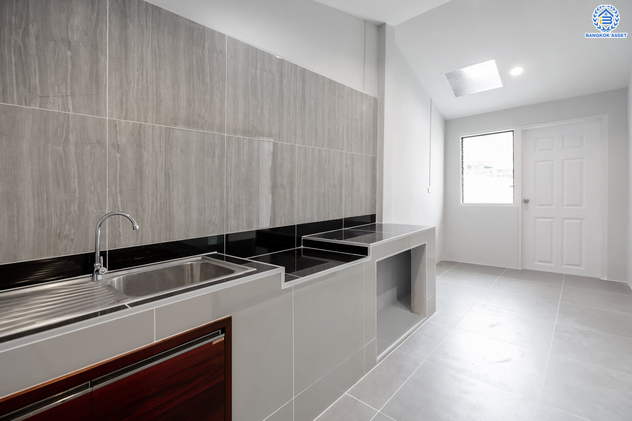 บ้านมือสองตกแต่งใหม่ ม.บูรพา12 ดอนเมือง บ้านเดี่ยว เนื้อที่ 50 ตร.ว. ฟังก์ชัน 4 ห้องนอน 2 ห้องน้ำ จอดรถได้ 2 คัน บนทำเลดีที่สุด ใกล้สนามบินดอนเมือง ทางด่วน "ศรีสมาน" และรถไฟฟ้าสายสีแดง "สถานีดอนเมือง"...